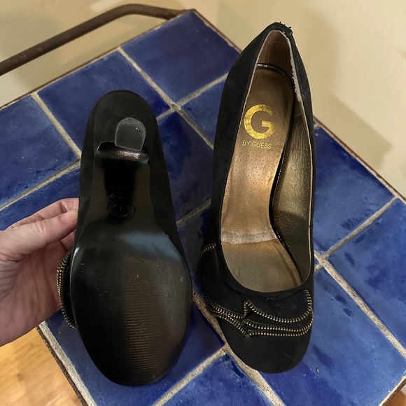 Black Suede Guess Pumps w/ Zipper Ruffle Trim 4" Heels & Round Toes - sz 8 - Picture 4 of 12